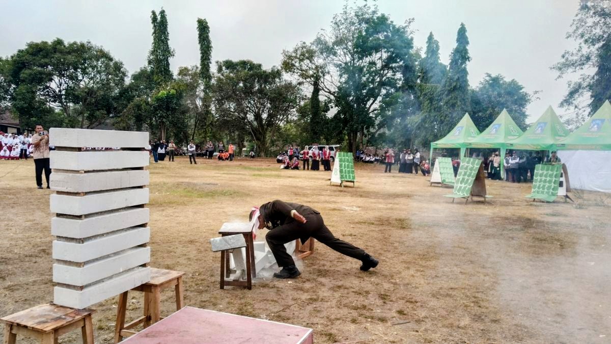 : Kerja sama antara aparatur keamanan dan warga masyarakat dalam menjaga ketenteraman wilayah diwujudkan melalui aksi ketangkasan memukau serta edukasi tanggap darurat. Danramil 04/Tempel peragakan atraksi bela diri usai upacara kemerdekaan, Senin (17/8/2026).