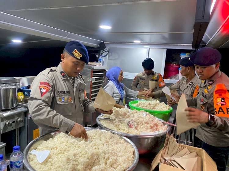Dapur Lapangan Polri Hadir di Pengungsian Reok, Ribuan Nasi Disiapkan untuk Warga Terdampak Gempa
