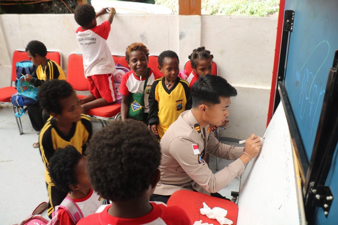 Dari Ruang Belajar hingga Makan Bersama, Polsek Tembagapura dan Satgas Kepolisian Operasi Damai Cartenz Tumbuhkan Semangat Anak-Anak untuk Terus Belajar