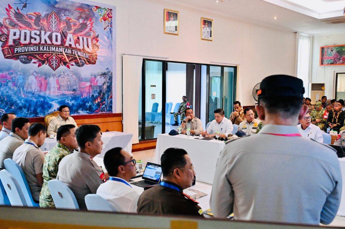 : – Presiden Prabowo Subianto dalam rapat penanganan karhutla yang dipimpin Prabowo di Posko Aju Penanganan Kebakaran Hutan dan Lahan Kalimantan Tengah, kawasan Bandara Tjilik Riwut, Kota Palangka Raya, Provinsi Kalteng Sabtu (22/8/2026). BPMI Setpres