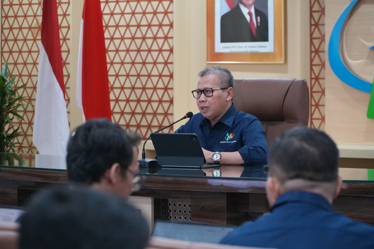 : Deputi Bidang Statistik Distribusi dan Jasa BPS, Ateng Hartono, mengatakan deflasi terutama dipengaruhi oleh penurunan harga pada kelompok makanan, minuman, dan tembakau yang mencatat deflasi sebesar 0,89 persen dengan andil terhadap deflasi bulanan sebesar 0,26 persen. Foto: Humas BPS