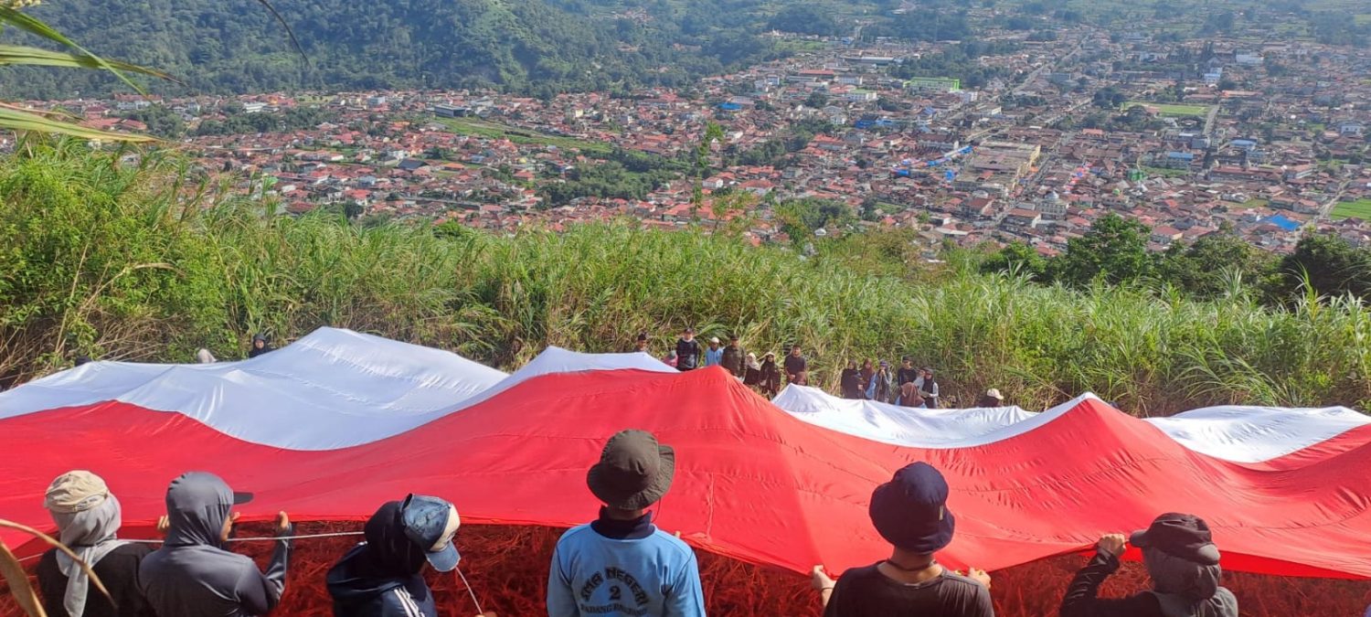 : Merah Putih Raksasa Kembali Dikibarkan Sispala Boostra di Puncak Bukit Tui untuk ke-10 Kalinya. (foto: MC Pdang Panjang)