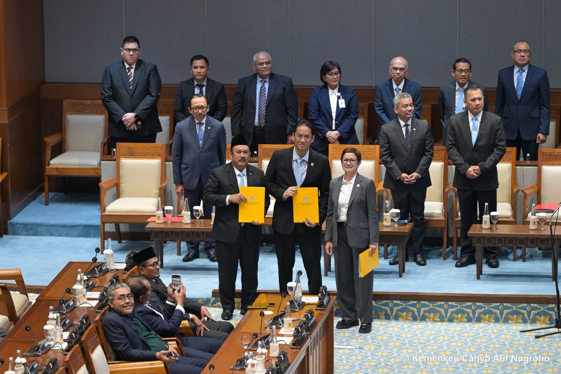 : Menkeu Purbaya Yudhi Sadewa, Wamenkeu Suahasil Nazara, dan Wamenkeu Juda Agung menghadiri Rapat Paripurna DPR RI yang beragendakan Pemandangan Umum Fraksi-Fraksi atas Rancangan Undang-Undang tentang RUU APBN Tahun Anggaran 2027, di Ruang Rapat DPR RI Jakarta, Selasa (18/8/2026). (Dok. Kemenkeu)