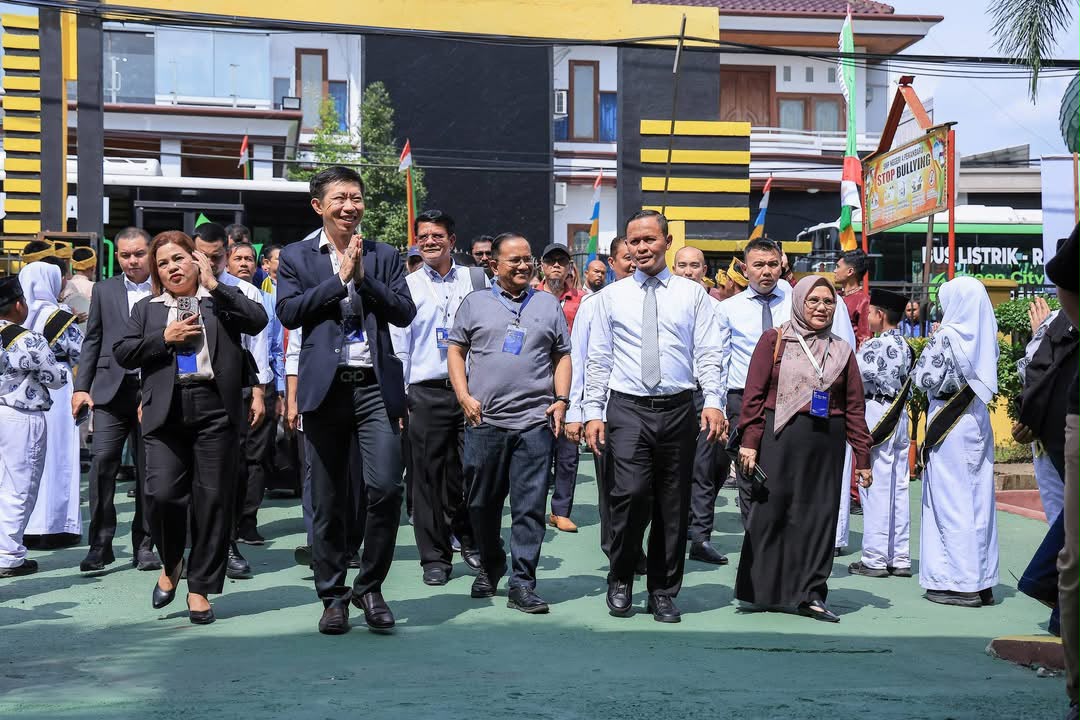 : Wali kota Pekanbaru Agung Nugroho, mengajak, para delegasi yang tergabung dalam Indonesia Malaysia Thailand Growth Triangle (IMT-GT) Green Cities Mayor Council (GCMC) mengunjungi SMP Negeri 4 Pekanbaru.- Foto: Mc.Pekanbaru