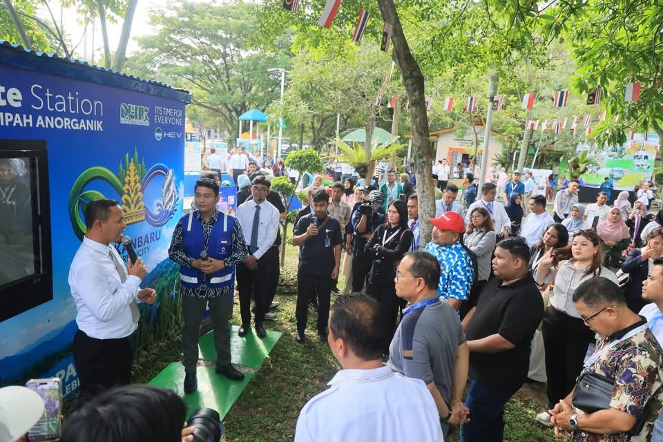: Wali kota Pekanbaru Agung Nugroho, mengajak, para delegasi yang tergabung dalam Indonesia Malaysia Thailand Growth Triangle (IMT-GT) Green Cities Mayor Council (GCMC) mengunjungi Ruang Terbuka Hijau (RTH) Putri Kaca Mayang, Jalan Jenderal Sudirman.- Foto: Mc.Pekanbaru