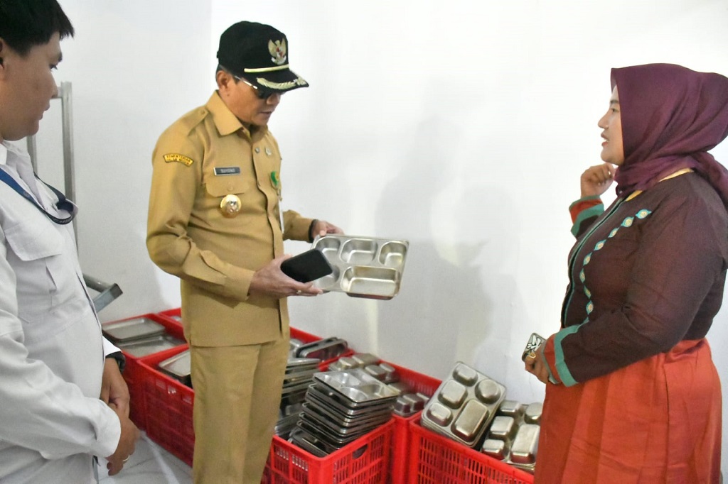 : Wakil Bupati Batang Suyono (tengah), meninjau salah satu dapur SPPG di Desa Lebo, Kecamatan Gringsing, Kabupaten Batang.