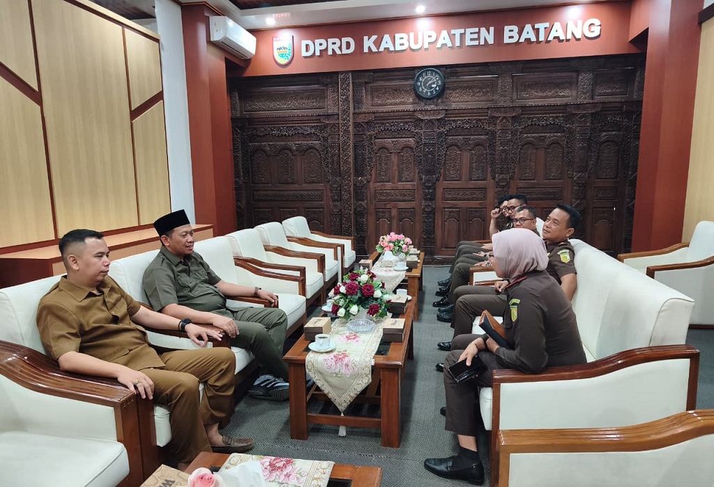 : Kajari Batang Ratih Andrawina (kiri), silaturahmi ke DPRD Batang untuk memperkuat sinergi antarlembaga demi tingkatkan kesejahteraan daerah.