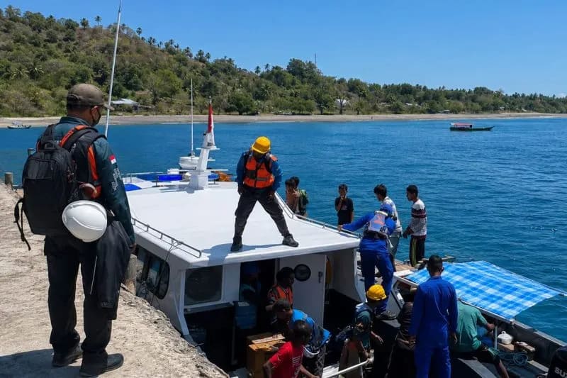 : Petugas PLN bersiap menyeberang menuju Pulau Palue, Kabupaten Sikka, Nusa Tenggara Timur, untuk melakukan pemulihan kelistrikan pascagempa yang mengguncang Flores pada Sabtu (15/8/2026). PLN mengerahkan personel dan peralatan melalui jalur laut untuk memperbaiki Pembangkit Listrik Tenaga Surya (PLTS) serta jaringan kelistrikan yang terdampak gempa di pulau tersebut. (ANTARA/HO-PLN)
