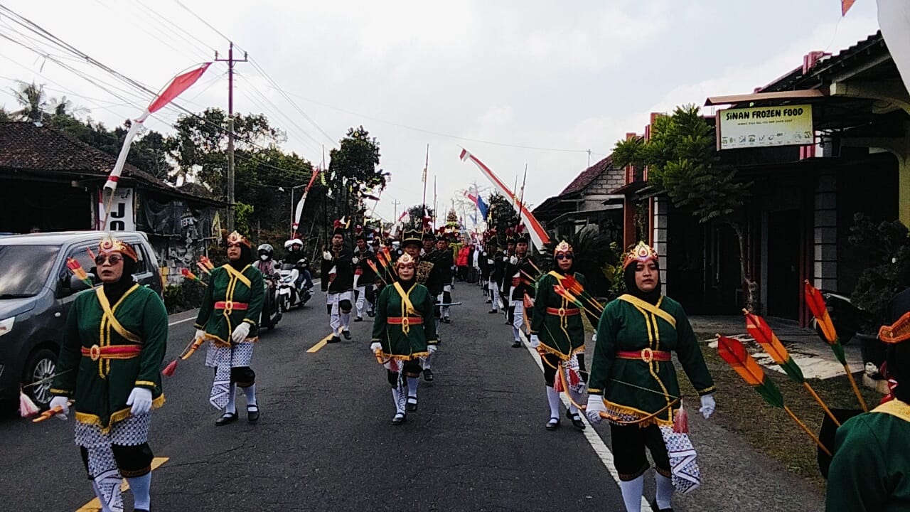 : Di tengah derasnya arus modernisasi, sekelompok warga di kaki Gunung Merapi memilih setia menjaga warisan leluhur melalui seni keprajuritan. Mengenal lebih dekat kiprah pelestarian budaya lewat derap tegap Bregodo Wongso Manggala dari Turi, Sleman.