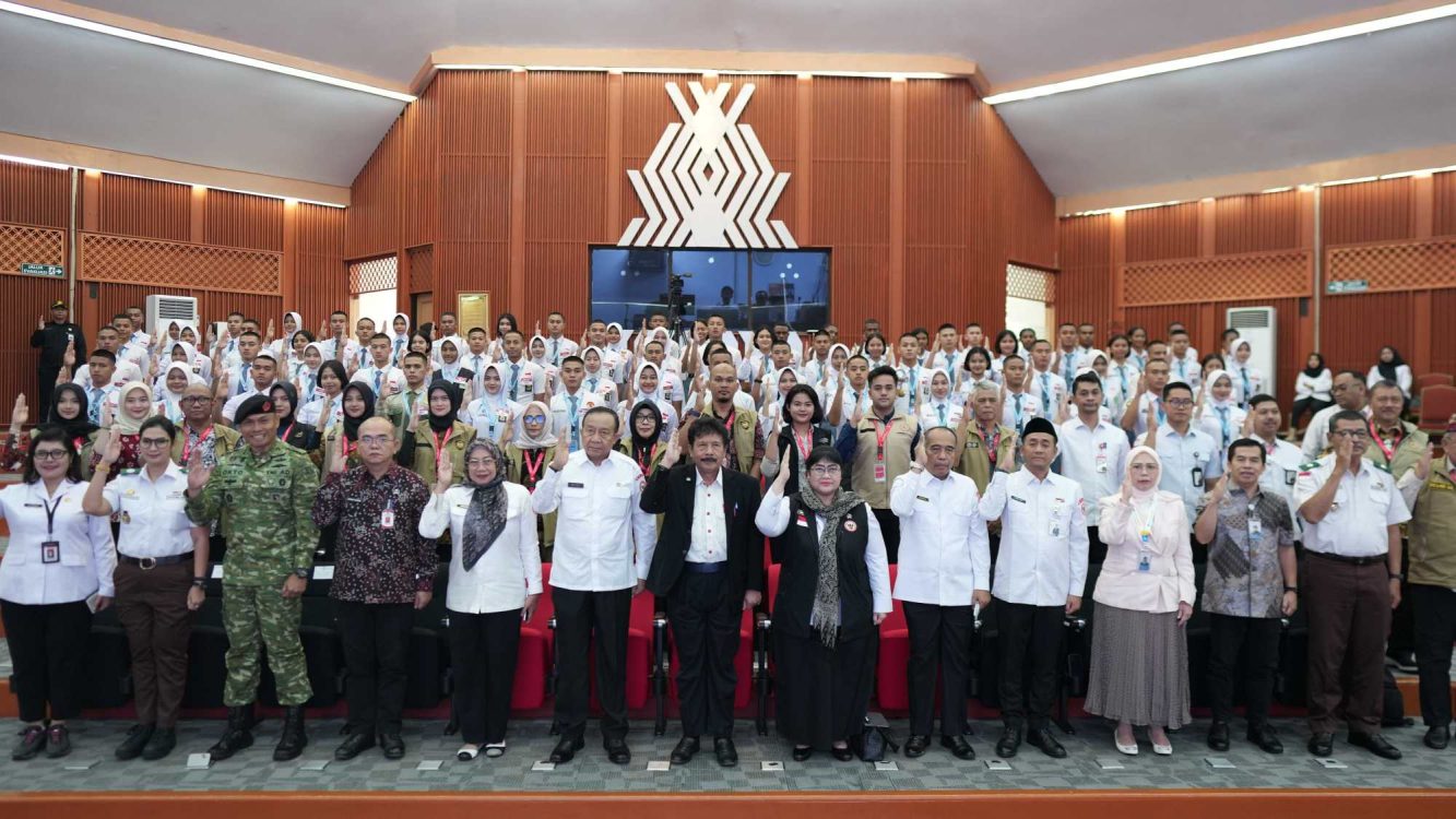: Pimpinan BPIP dan para pembina foto bersama 76 calon Paskibraka tingkat pusat tahun 2026 pada acara pembukaan pemusatan pendidikan dan pelatihan. (BPIP)