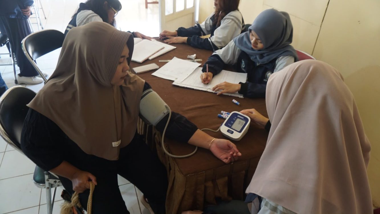 : Salah satu warga (kiri), melakukan cek kesehatan di Balai Desa Desa Kedungsegog, Kecamatan Tulis, Kabupaten Batang.