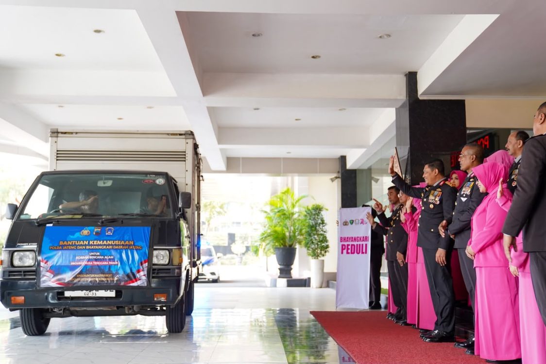 Di Hari Kemerdekaan, Polri Serentak Gerakkan 44 Truk Bantuan untuk Masyarakat Terdampak Gempa Flores
