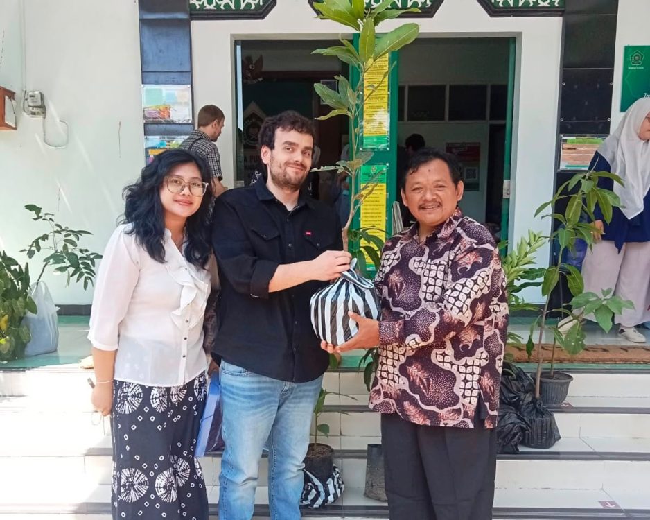 : Membangun keluarga sakinah tidak hanya bertumpu pada kesiapan fisik dan mental, tetapi juga kepedulian nyata dalam menjaga kelestarian alam sekitar. Kemenag Sleman memperkuat program Caping berbasis ekoteologi, Rabu (12/8/2026).