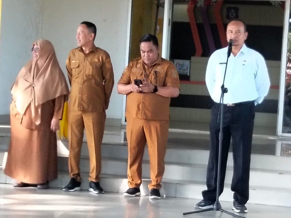 : Kepala Bidang Pemberdayaan dan Pengembangan Koperasi Usaha Kecil/UMKM, Jeffryanto Naue (kanan) saat apel pagi, Senin (3/8/2026). (foto: mcgorontaloprov/ Yuyun)