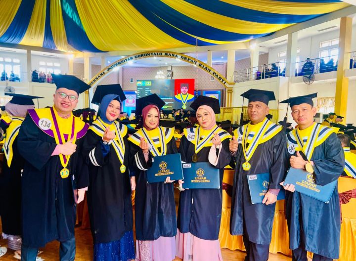 : ASN Dinkes P2KB Provinsi Gorontalo yang diwisuda di Universitas Gorontalo. (foto ILB)