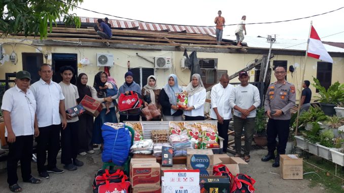 : Warga yang terdampak angin kencang di Kompleks Asrama Polisi (Aspol) Polda Aceh, Gampong Lamteumen Barat, Kecamatan Jaya Baru.
