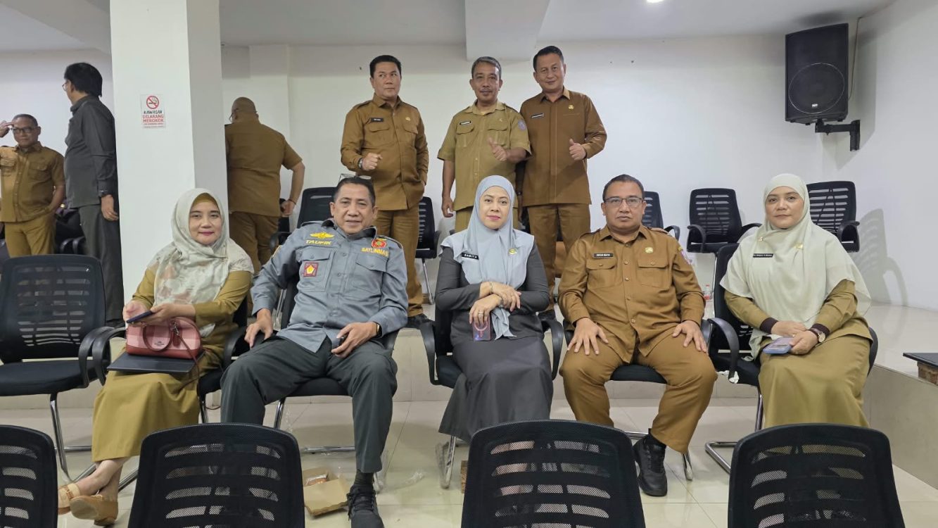 : Kepala Dinsosdukcapil Provinsi Gorontalo Reflin Buata (kedua dari kanan) bersama sejumlah pejabat saat mengikuti pembahasan perubahan APBD. (foto Owan)