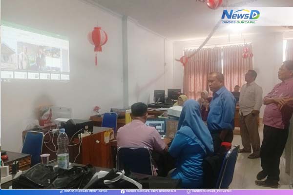 : Proses verifikasi KPM yang tersebar di enam daerah di Provinsi Gorontalo. (foto Owan)