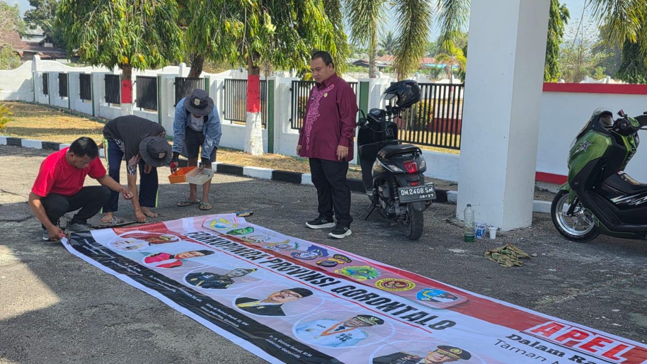 : Sejumlah petugas dikerahkan untuk membersihkan kawasan makam, merapikan taman hingga mengecek berbagai fasilitas pendukung, termasuk penerangan dan perlengkapan upacara. (foto Owan)