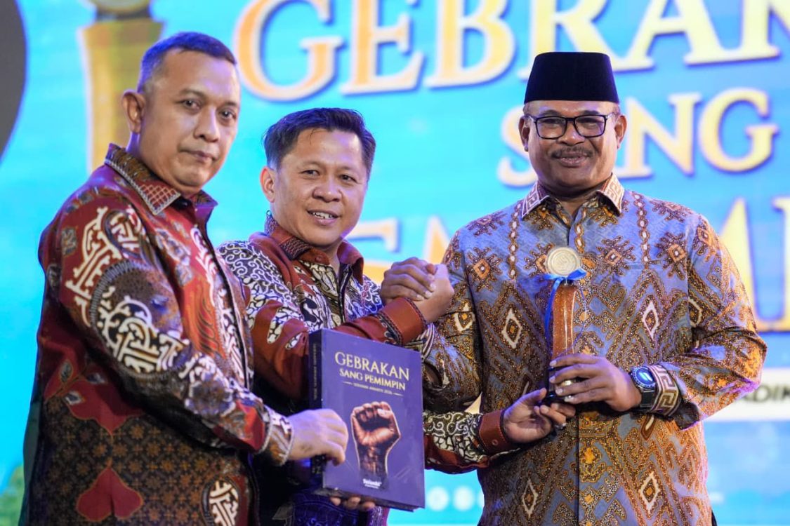 : Direktur Jenderal Bina Administrasi Kewilayahan Kemendagri, yang juga Kepala Posko Wilayah Satgas Percepatan Rehabilitasi dan Rekonstruksi (PRR) Aceh, Safrizal ZA (kanan), mewakili Mendagri M. Tito Karnavian dalam gelaran Serambi Award 2026 di Banda Aceh, Sabtu (29/8/2026). Foto: Kemendagri