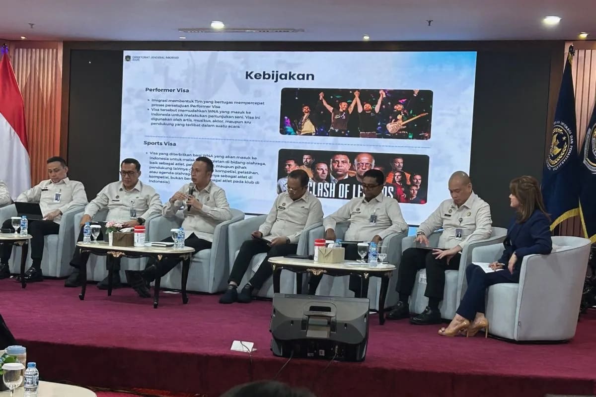 : Direktur Jenderal Imigrasi Hendarsam Marantoko (ketiga dari kiri) memberikan keterangan dalam kegiatan Press Briefing di Jakarta, Rabu (12/8/2026). (ANTARA/Laily Rahmawaty)