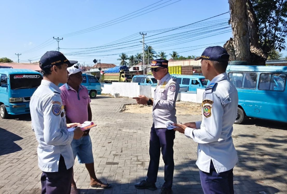: Petugas Dinas Perhubungan Provinsi Gorontalo saat melaksanakan survey Pendataan Armada Angkutan Kota Dalam Provinsi (AKDP) di wilayah Kabupaten Gorontalo. (foto Rini)