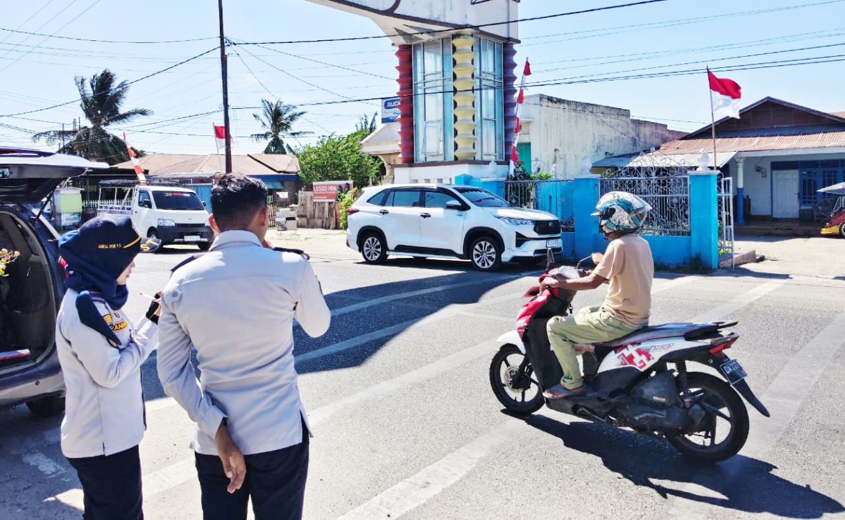 : Petugas Dishub saat survey pendataan Angkutan Antarkota Dalam Provinsi (AKDP) wilayah Kabupaten Bone Bolango. (foto Rini)