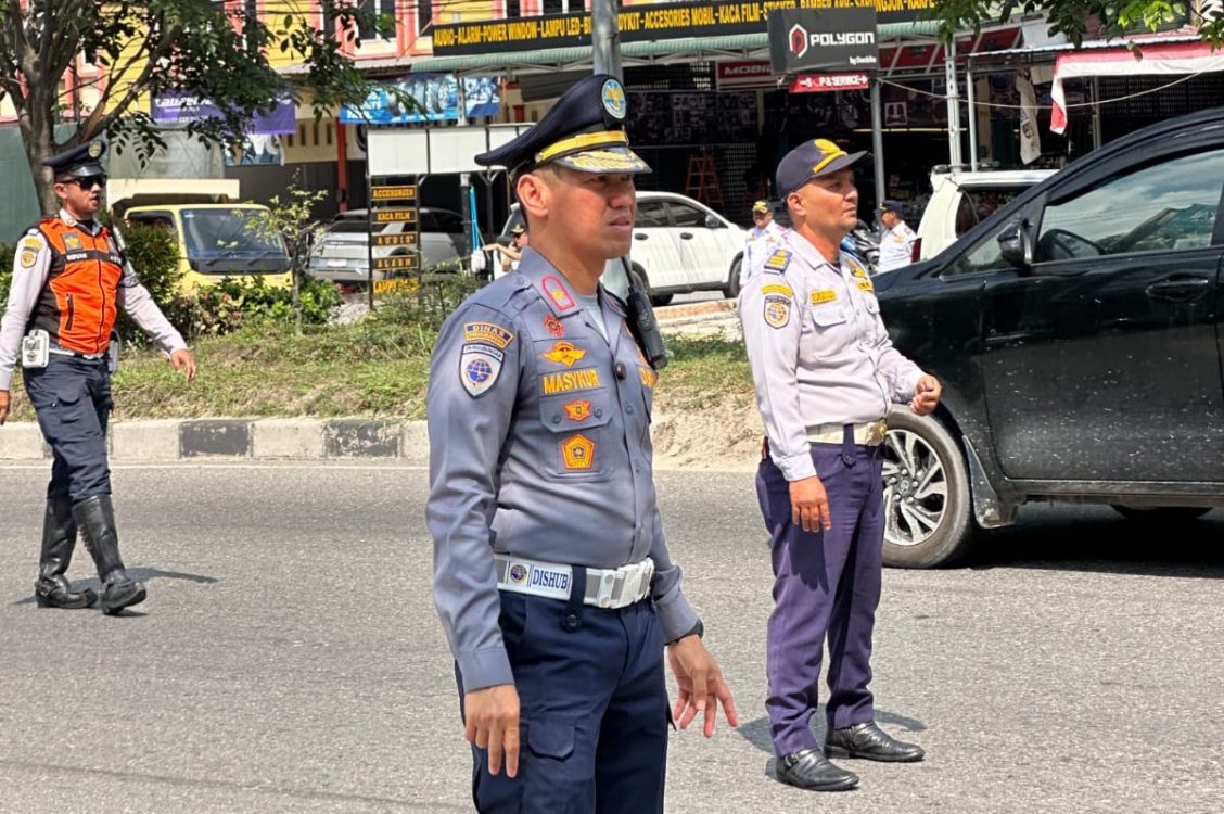 : Kepala Dinas Perhubungan Kota Pekanbaru Masykur Tarmizi melakukan pengawasan terhadap truk bertonase berat di simpang Jalan Pesantren - Lintas Timur Kulim. - Foto: Mc.Pekanbaru