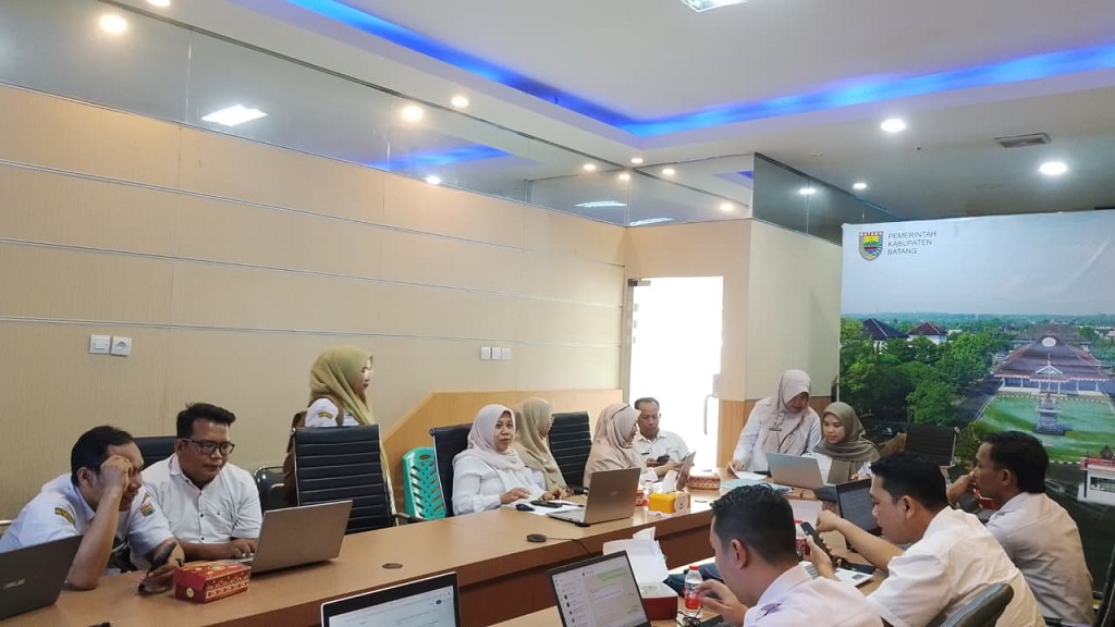 : Diskominfo Batang Gelar Desk Pengelolaan Data Statistik Sektoral untuk Perkuat Kualitas Data di Ruang Analitik Diskominfo Batang, Kabupaten Batang.