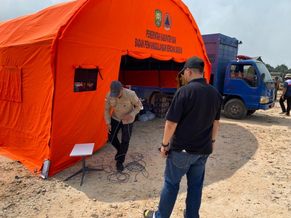 : Kepala Dinas Kominfo Siak Rozi Chandra, melihat pemasangan Internet satelit, di lokasi Karhutla, Dayun, Kamis (27/8/2028)/ (Alonk MC Siak).