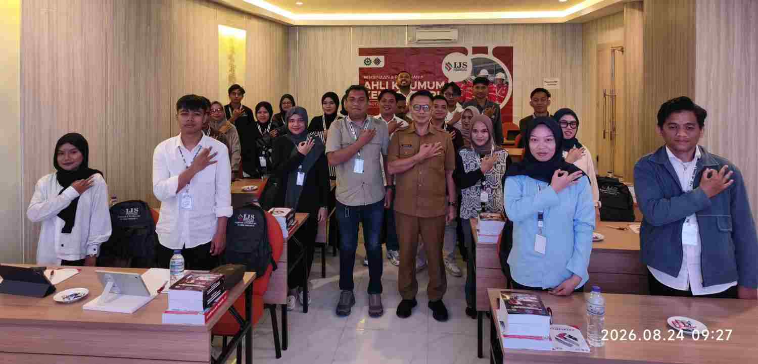 : Kepala Dinas Disnaker ESDM dan Transmigrasi Provinsi Gorontalo, Wardoyo Pongoliu bersama para peserta AK3U angkatan III tahun 2026, Senin (24/8/2026). Foto: PPID