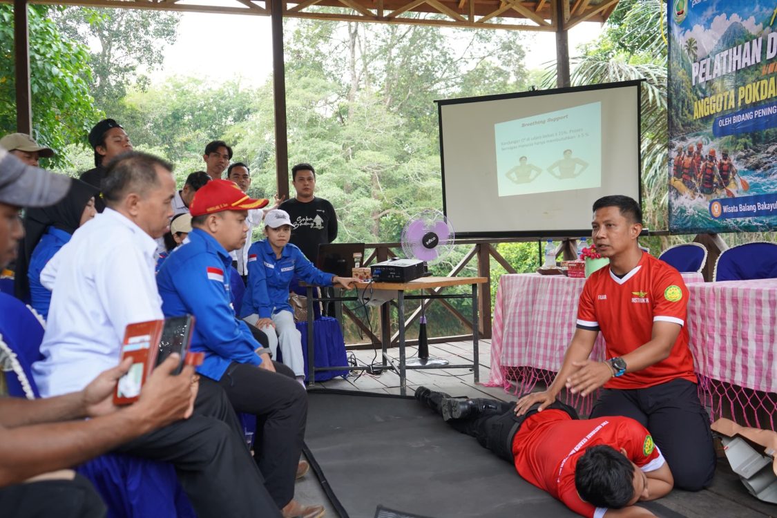 : Para peserta antusias mengikuti pelatihan dan simulasi rescue dari BASARNAS Kabupaten Tabalong di Wisata Balang Bekayuh Balanting, Desa Balang, Paringin, Rabu (5/8/2026).