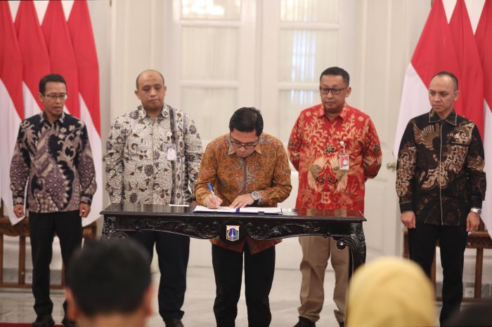 : Penandatanganan Memorandum of Understanding (MoU) tentang Peningkatan Resiliensi Kelangsungan Usaha dan Tanggap Darurat Transportasi Publik Jakarta di Balai Kota DKI Jakarta, Jakarta Pusat, Selasa (18/8/2026). (Pemprov DKI Jakarta)