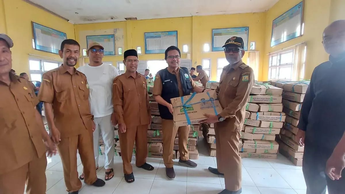 : Dinas Kelautan dan Perikanan (DKP) Aceh menyerahkan bantuan 11,1 ton ikan segar beku kepada Pemerintah Kecamatan Peukan Bada di UDKP Peukan Bada, Kabupaten Aceh Besar, Senin (3/8/2026).
