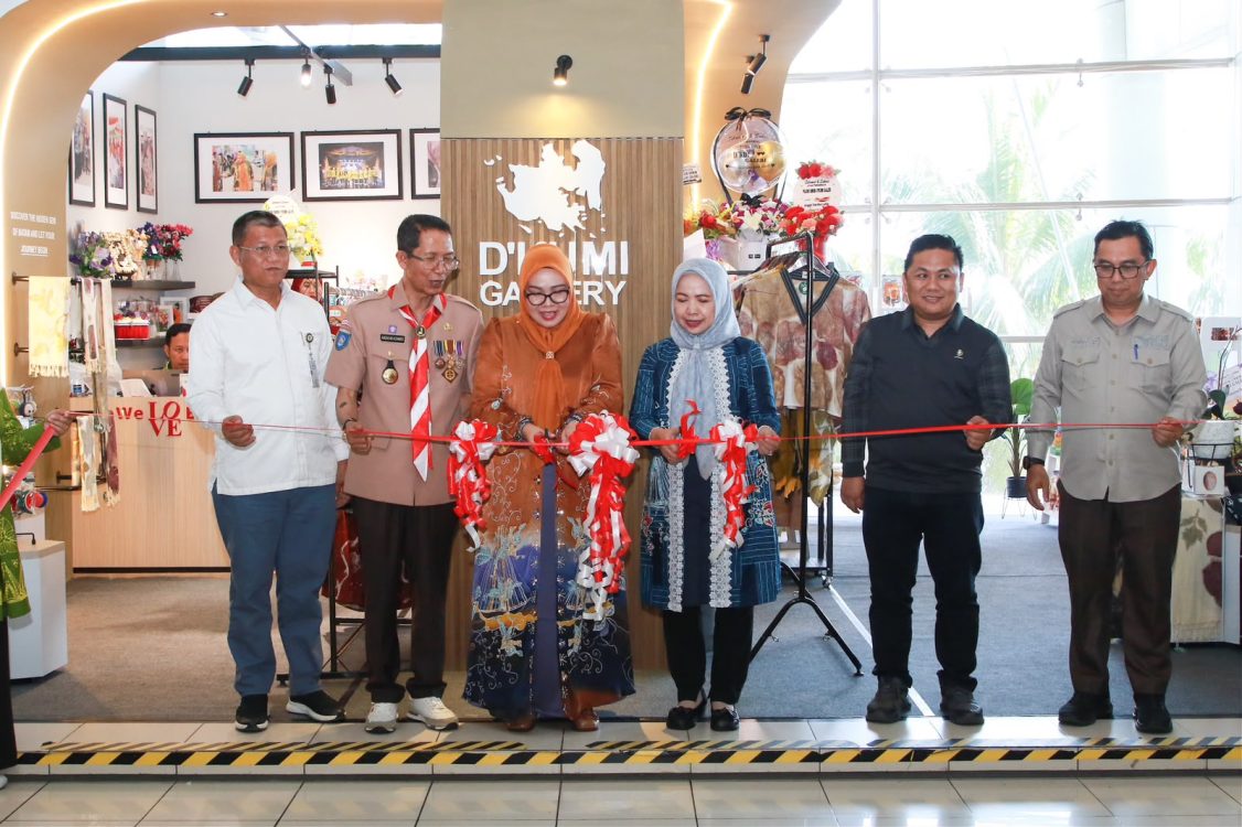 : Wali kota Batam, Amsakar Achmad, bersama Ketua Dewan Kerajinan Nasional Daerah (Dekranasda) Kota Batam, Erlita Amsakar, dan sejumlah pejabat meresmikan Pojok UMKM D’KUMI Galeri di Terminal Feri Internasional Sekupang, Selasa (18/8/2026). HUMAS DISKOMINFO BATAM / NOVRI MULYADI