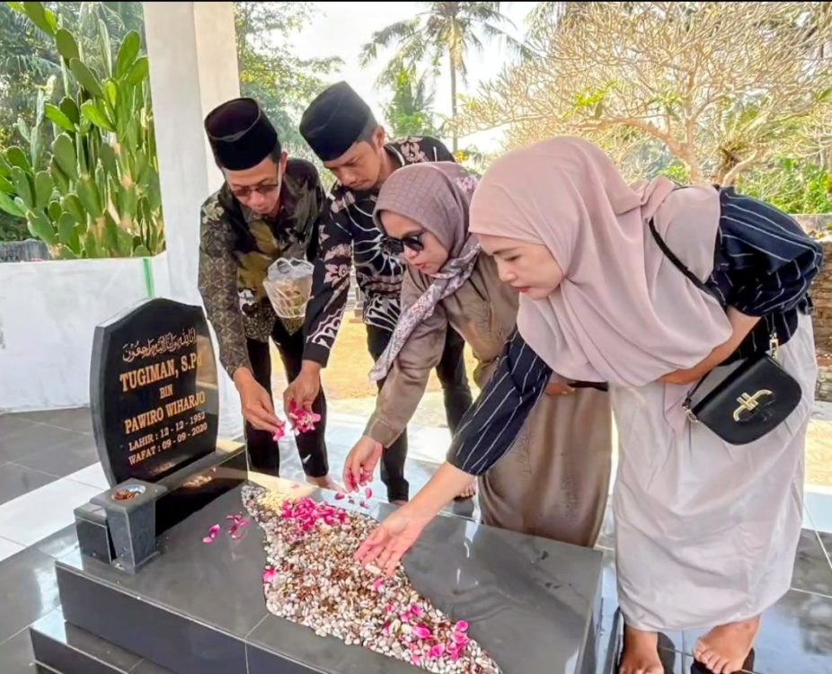 : Pelestarian tradisi lokal tidak hanya diwujudkan melalui pergelaran seni, melainkan juga penghormatan terhadap sejarah pahlawan desa. Rangkaian Merti Kalurahan Sumberrejo dibuka dengan doa bersama dan ziarah makam pendahulu, Jumat (7/8/2026).