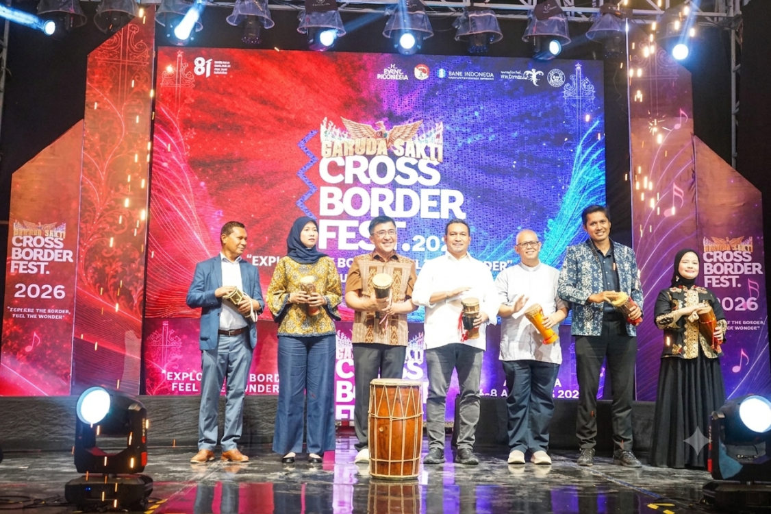: Bupati Belu, Willybrodus Lay, bersama Kepala Biro Data dan Sistem Informasi Kemenpar RI, Nova Arisne, serta Kepala Perwakilan BI Provinsi NTT, Adidoyo Prakoso membuka secara resmi Garuda Sakti Cross Border Fest 2026 di Pelataran Mall Pelayanan Publik Kabupaten Belu. (foto: MC Belu)