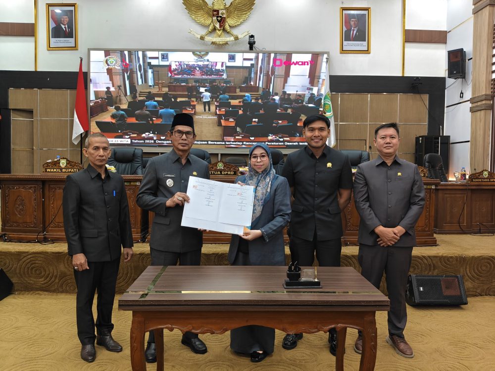 : Dewan Perwakilan Rakyat Daerah (DPRD) Kabupaten Balangan menyetujui Rancangan Peraturan Daerah (Raperda) tentang Perubahan Anggaran Pendapatan dan Belanja Daerah (APBD) Kabupaten Balangan Tahun Anggaran 2026 dalam rapat paripurna yang digelar di Ruang Rapat Paripurna DPRD Balangan, Paringin Selatan, Jumat (7/8/2026). - Foto: Mc.Balangan