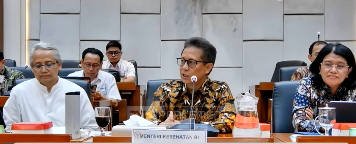 : Menteri Kesehatan Budi Gunadi Sadikin saat memaparkan evaluasi penanganan dan pemulihan layanan kesehatan pascabencana di Nusa Tenggara Timur (NTT) serta perkembangan penanganan bencana di wilayah Sumatra dalam Rapat Kerja bersama Komisi IX DPR RI, Kamis (27/8/2026).
