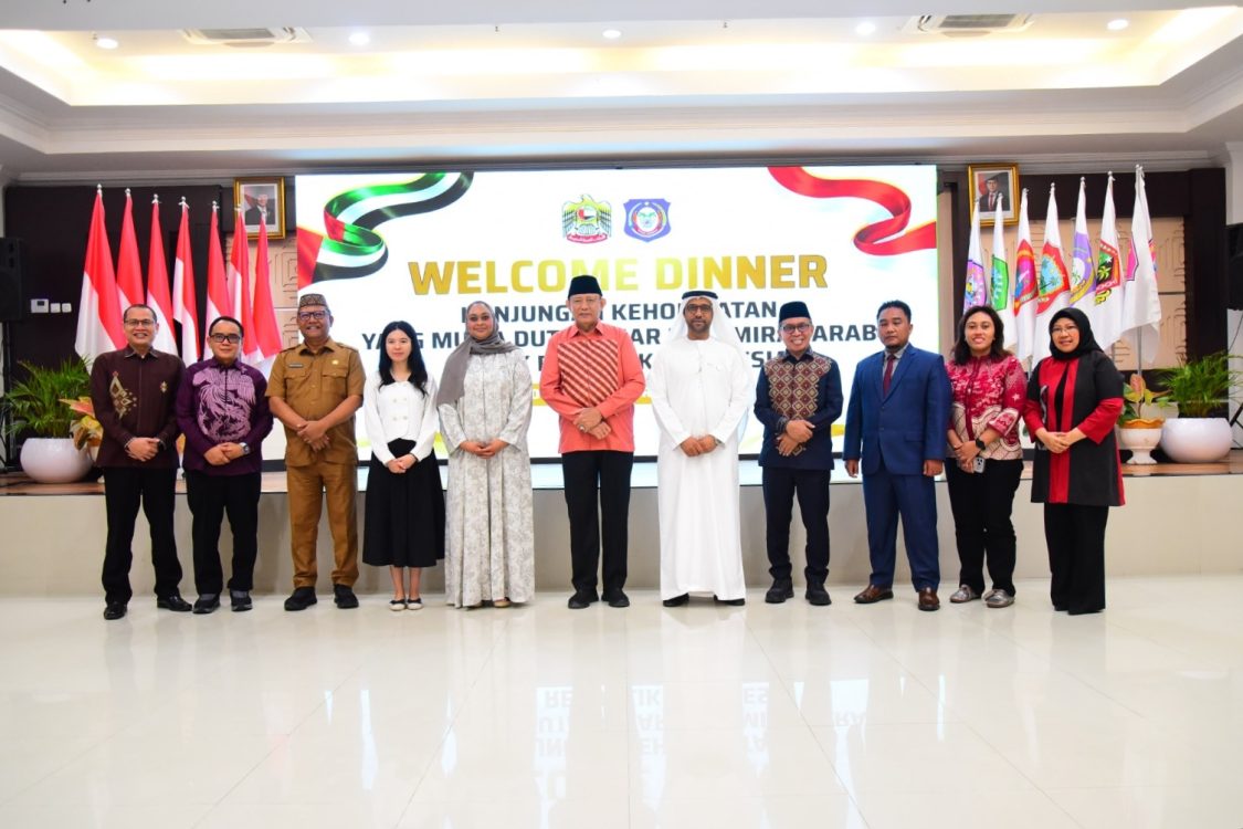 : Gubernur Gorontalo Gusnar Ismail, bersama Duta Besar Uni Emirat Arab (UEA) Abdulla Salem Aldhaheri serta stakeholder lainnya berfoto bersama usai Welcome Dinner di Aula Rumah Jabatan Gubernur, Selasa, (11/8/2026). Foto – Diskominfotik/Ryan.