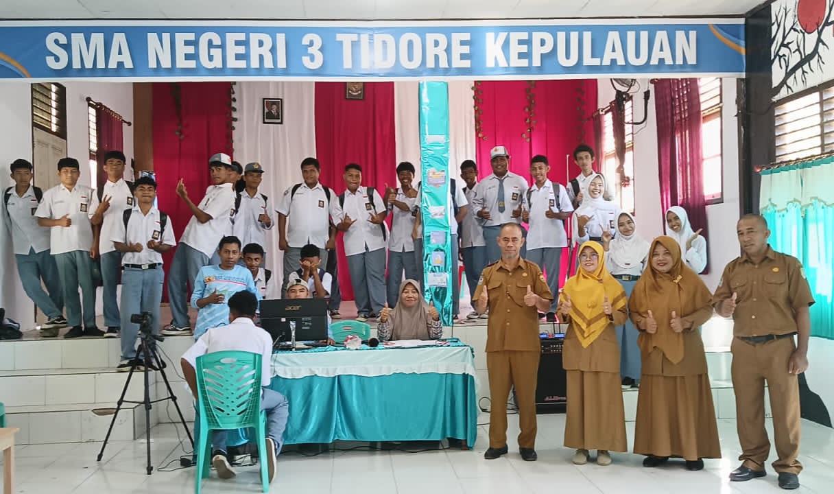 : Dukcapil Kota Tidore Kepulauan menghadirkan layanan perekaman KTP elektronik (KTP-el) melalui program Dukcapil Goes to School di SMA Negeri 3 Tidore/ Dukcapil Tidore
