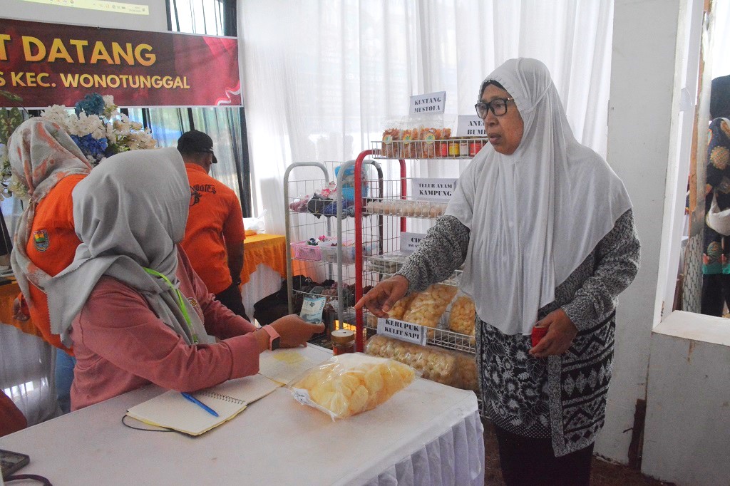 : Salah satu pengunjung membeli salah satu produk saat Wonotunggal Expo di stan Desa Wates, Wonotunggal Expo, Alun-alun Wonotunggal Kabupaten Batang.