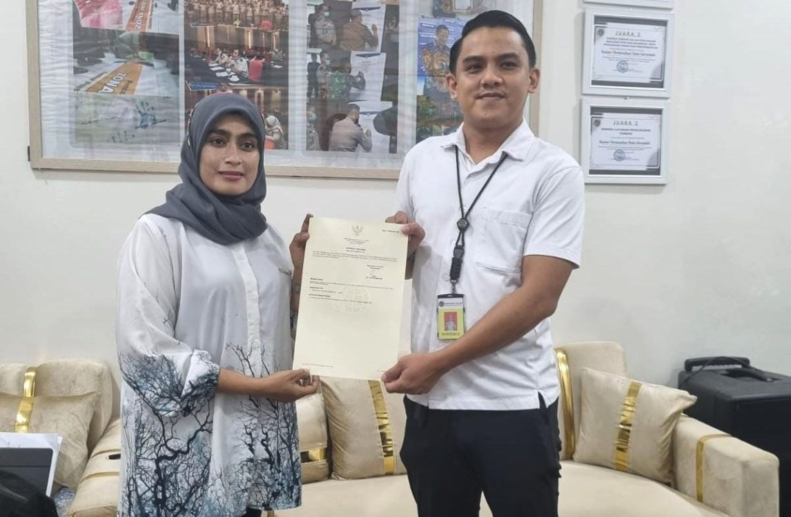 : Kepala Bidang Pertanahan Zakiya Baserewan saat menerima sertifikat lahan Museum Purbakala Provinsi Gorontalo dari Badan Pertanahan Nasional (BPN) Kota Gorontalo. (foto Yudi)