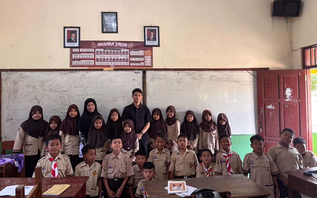 : Mahasiswa KKN Undip Gelar Bimbel Bahasa Inggris di SDN 1 Kedungsegog, Kabupaten Batang.