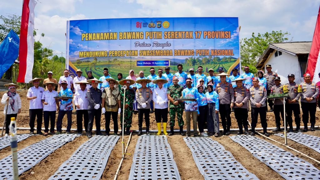 Dukung Swasembada Bawang Putih, Kapolda Sulteng Hadiri Penanaman dan Beri Bantuan Alsintan di Sigi