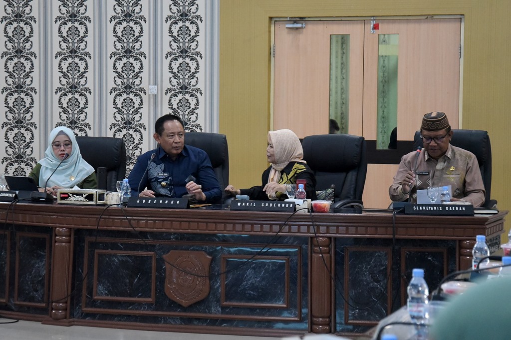 : Gubernur Gorontalo Gusnar Ismail (kedua kiri) memimpin Rakorev Triwulan II 2026 di Ruangan Dulohupa Kantor Gubernur Gorontalo, Kamis (27/8/2026). (Foto : mcgorontaloprov/ Haris)