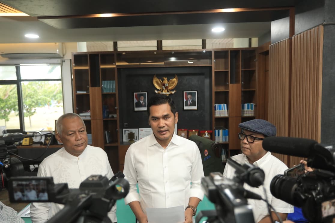 : Sekretaris Daerah (Sekda) Aceh, M. Nasir, saat menyampaikan keterangan kepada wartawan di ruang kerjanya, Jumat (7/8/2028), didampingi Juru Bicara Pemerintah Aceh, T. Kamaruzzaman dan Nurlis Effendi.
