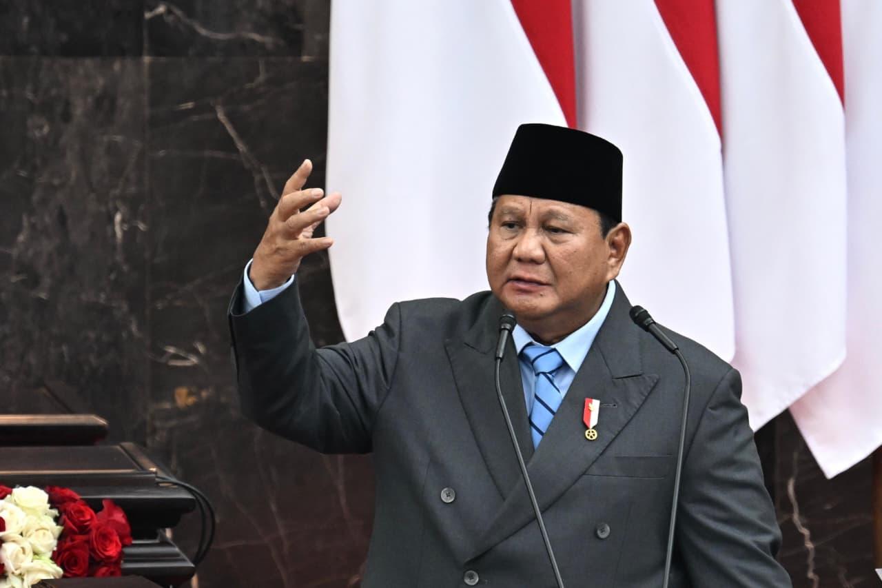 : Presiden Prabowo Subianto saat menyampaikan Keterangan Pemerintah atas Rancangan Undang-Undang (RUU) tentang APBN Tahun Anggaran 2027 beserta Nota Keuangan dan dokumen pendukungnya dalam Rapat Paripurna Pembukaan Masa Persidangan I DPR RI Tahun Sidang 2026–2027 di Gedung Nusantara, Kompleks Parlemen, Jakarta, Jumat (14/08/2026). (BPMI Setpres)