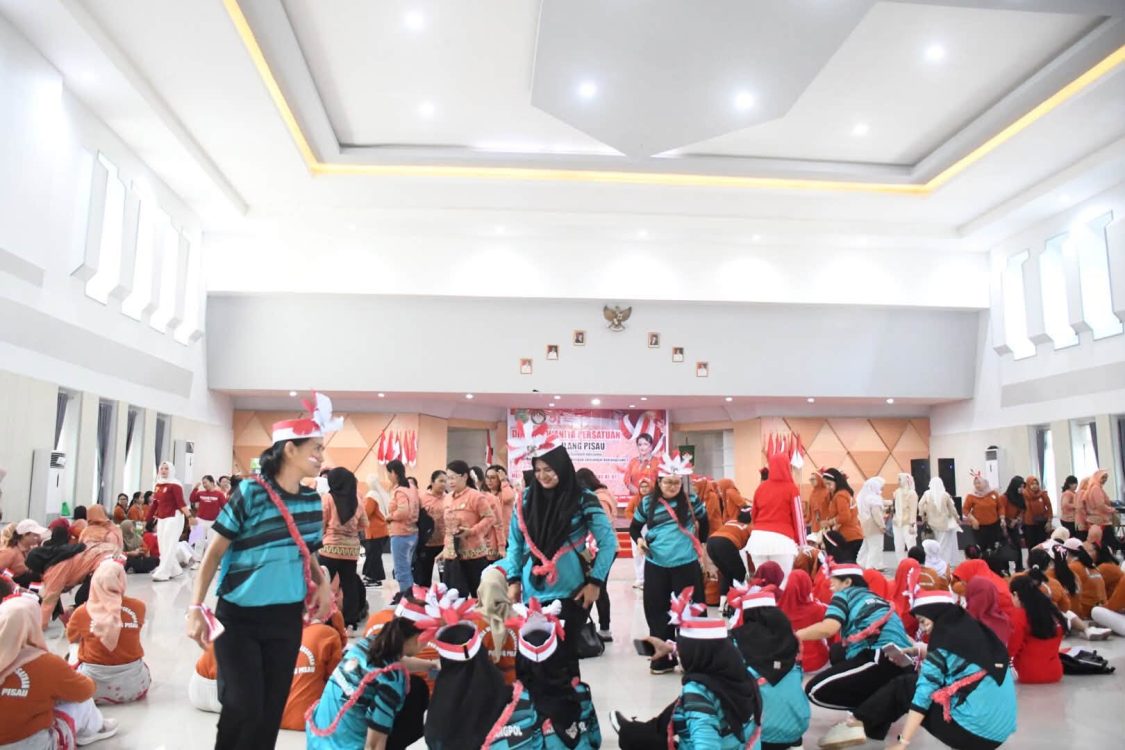 : Memperkuat semangat kebangsaan dan kekeluargaan dapat diwujudkan melalui ruang kreativitas yang menyenangkan serta penuh kebersamaan. Dharma Wanita Persatuan Kabupaten Pulang Pisau menyemarakkan HUT ke-81 Kemerdekaan RI, Kamis (13/8/2026).