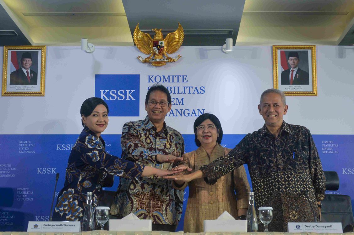 : Menteri Keuangan yang juga Ketua Komite Stabilitas Sistem Keuangan (KSSK) Purbaya Yudhi Sadewa (kedua kiri), Ketua Dewan Komisioner Otoritas Jasa Keuangan (OJK) Friderica Widyasari Dewi (kiri), Pejabat Sementara Gubernur Bank Indonesia Destry Damayanti (kedua kanan) dan Ketua Dewan Komisioner Lembaga Penjamin Simpanan (LPS) Anggito Abimanyu (kanan) berfoto bersama sebelum menyampaikan konferensi pers hasil rapat berkala KSSK III tahun 2026 di Jakarta, Senin (3/8/2026). KSSK menyatakan kondisi fiskal, moneter dan sektor keuangan selama Triwulan II 2026 tetap terjaga di tengah konflik geopolitik yang kembali meningkat dengan didukung koordinasi dan sinergi kebijakan antarotoritas. (ANTARA FOTO/Putra M. Akbar/wsj)